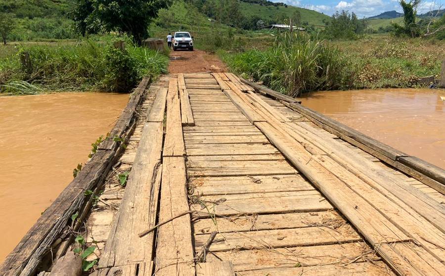 Ponte é interditada após ficar submersa no distrito leopoldinense de Piacatuba