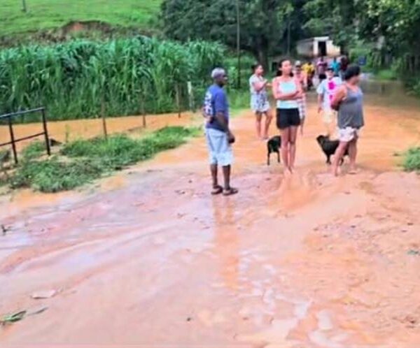 Forte temporal causa alagamentos e transtornos em Arraial dos Montes