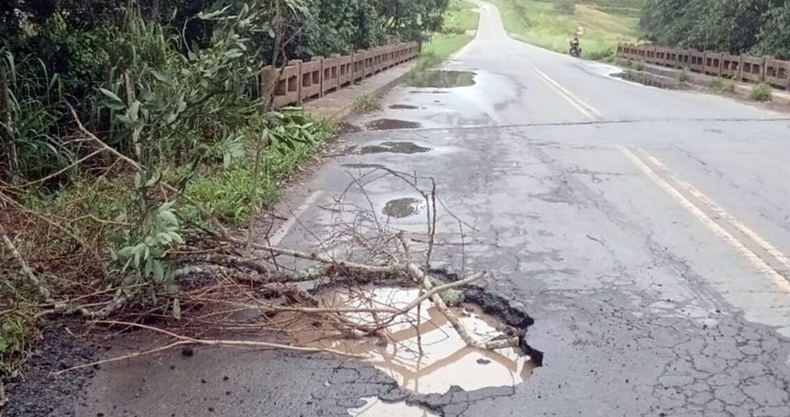 Cratera na BR-120 entre Leopoldina e Cataguases preocupa motoristas que passam pelo trecho
