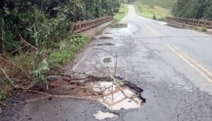 Cratera na BR-120 entre Leopoldina e Cataguases preocupa motoristas que passam pelo trecho