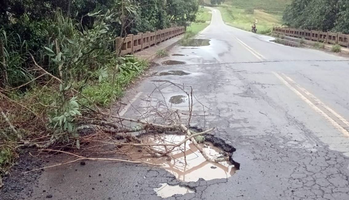 Cratera na BR-120 entre Leopoldina e Cataguases preocupa motoristas que passam pelo trecho
