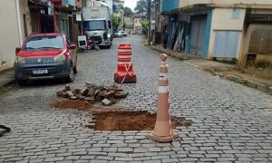Trecho da Rua Allan Kardec em Leopoldina é interditado para manutenção na rede de esgoto