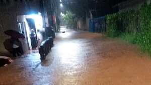 Temporal deixa ruas alagadas e causa transtornos a moradores das Três Cruzes em Leopoldina