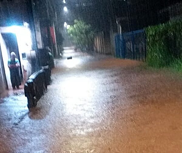 Temporal deixa ruas alagadas e causa transtornos a moradores das Três Cruzes em Leopoldina