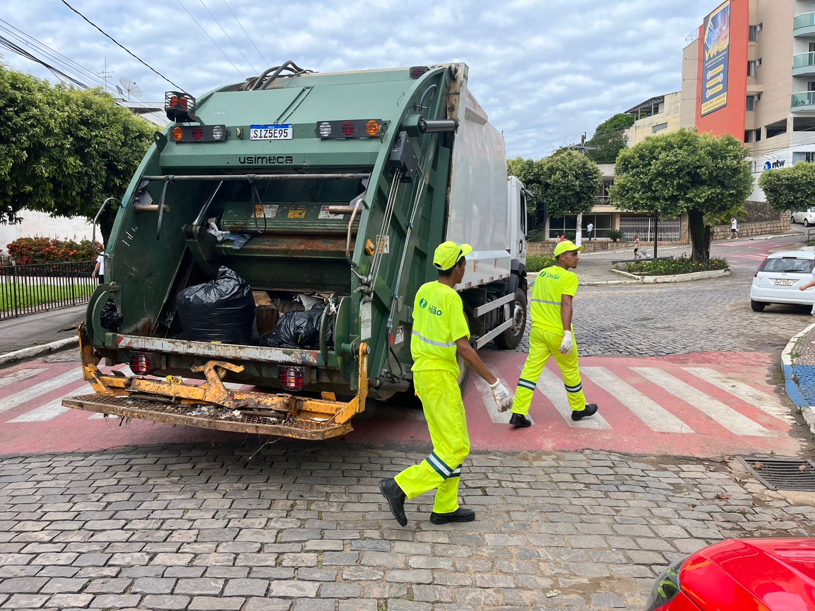 Após reclamações, prefeitura informa que coleta de lixo será realizada por nova empresa em Leopoldina