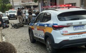 Jovem colide de moto após tentar fugir da polícia em Leopoldina