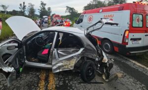 Criança morre e três pessoas ficam gravemente feridas em acidente na BR-267 em Bicas