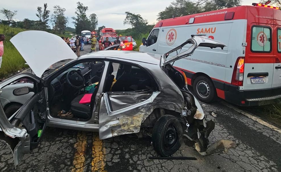 Criança morre e três pessoas ficam gravemente feridas em acidente na BR-267 em Bicas