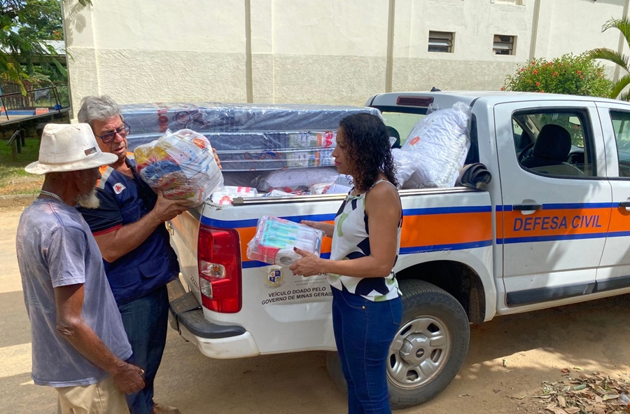 Prefeitura leva ajuda às famílias afetadas pelas chuvas no povoado de São Martinho em Leopoldina