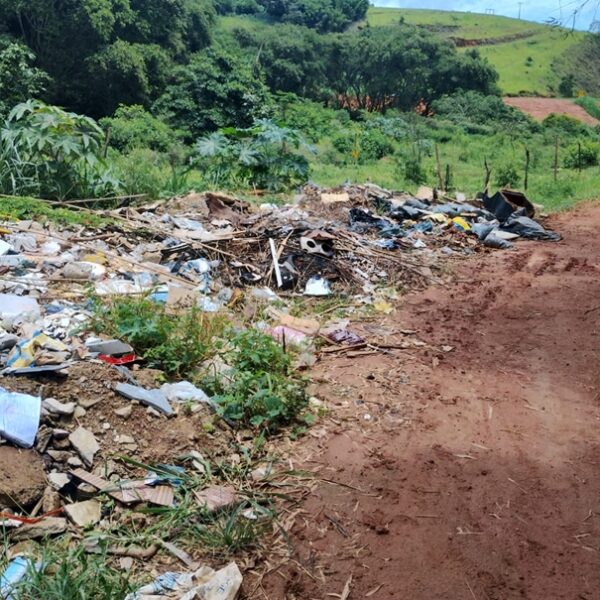 Moradores denunciam acúmulo e descarte irregular de lixo próximo à escola em Leopoldina