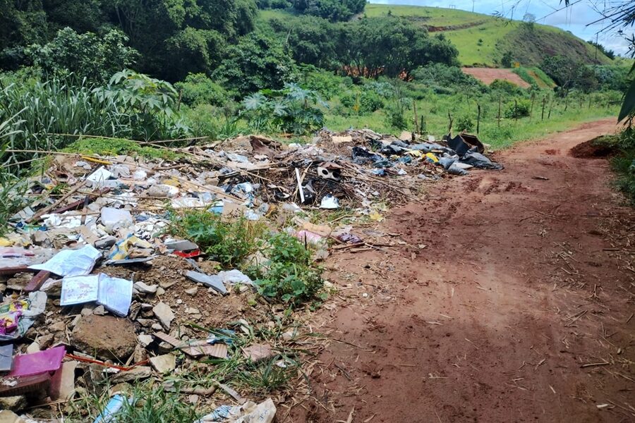 Moradores denunciam acúmulo e descarte irregular de lixo próximo à escola em Leopoldina