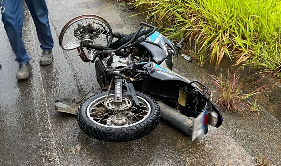 Condutor inabilitado colide em carro e fica ferido na MG-285 em Cataguases