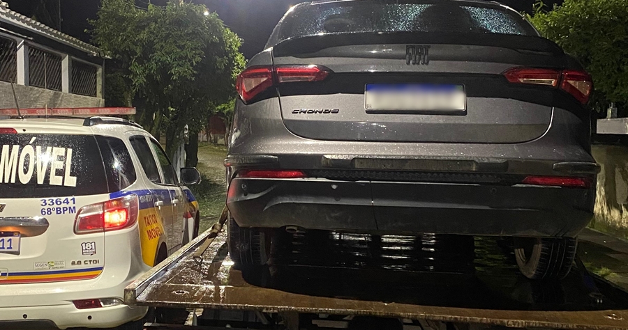 PM apreende carro clonado no Bairro Cohab Velha em Leopoldina
