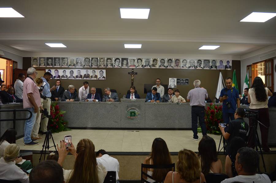 Prefeito, vice e quinze vereadores tomam posse em Leopoldina
