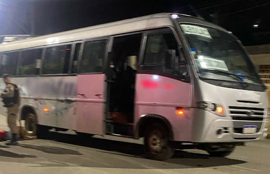 Mulher corre atrás de pedestres com faca e se joga na frente de micro-ônibus em Leopoldina