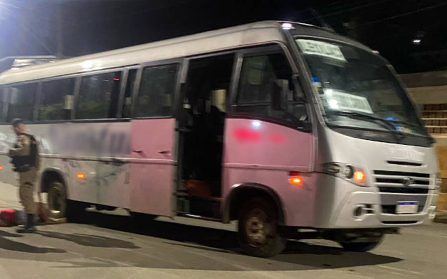 Mulher corre atrás de pedestres com faca e se joga na frente de micro-ônibus em Leopoldina