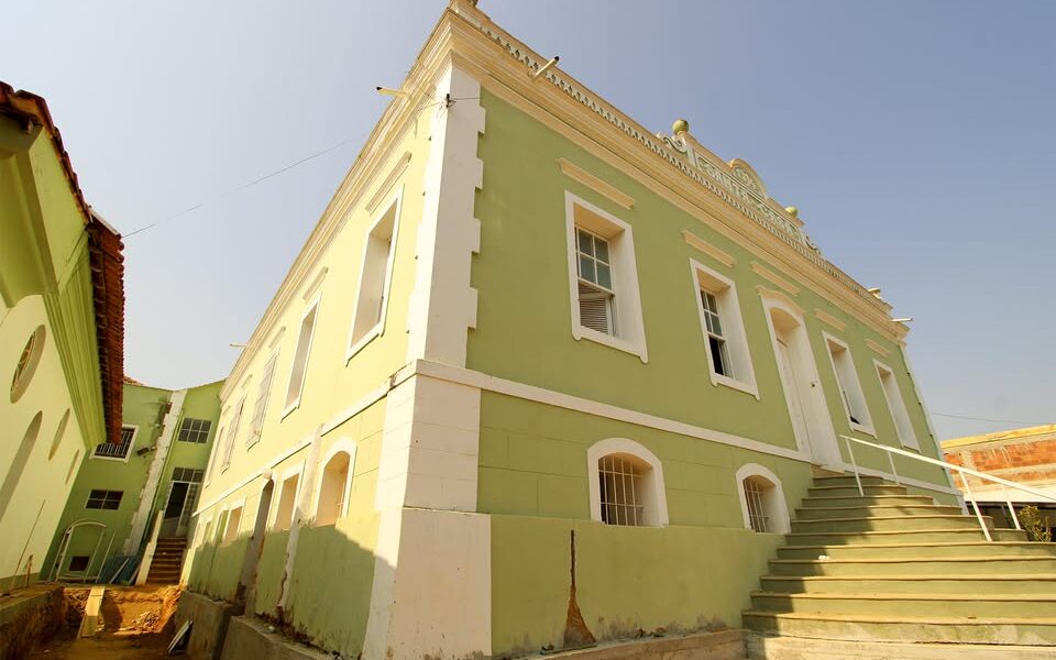 População é surpreendida com anúncio de leilão do imóvel onde funciona hospital de Rio Novo