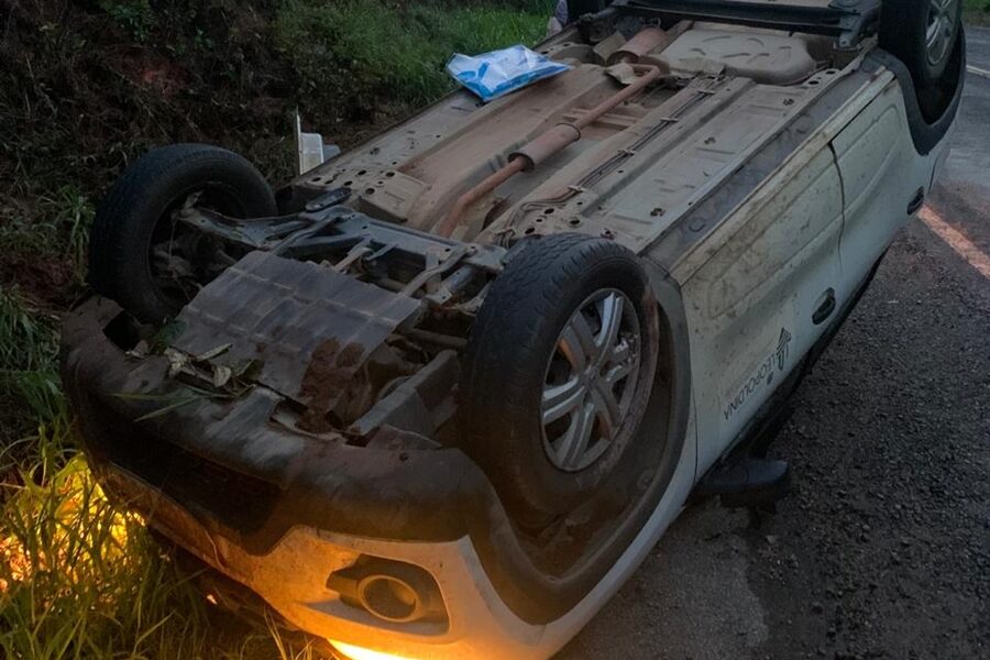 Carro da Secretaria de Saúde de Leopoldina capota em rodovia sentido Belo Horizonte