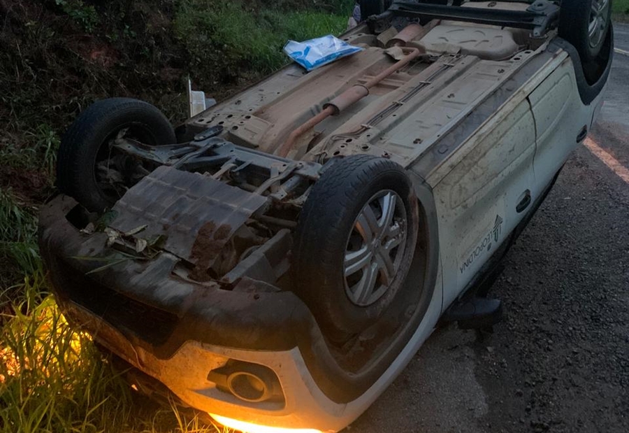 Carro da Secretaria de Saúde de Leopoldina capota em rodovia sentido Belo Horizonte
