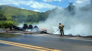 Ação de saqueadores da carga tombada na Serra da Vileta em Leopoldina causa incêndio em carreta