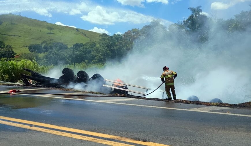 Ação de saqueadores da carga tombada na Serra da Vileta em Leopoldina causa incêndio em carreta