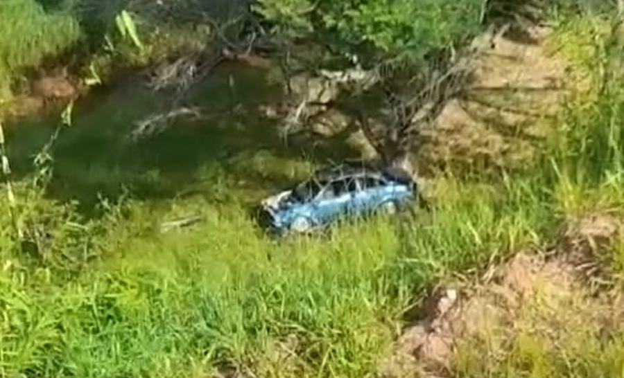 Carro trava direção e cai em ribanceira na rodovia que liga Leopoldina a Cataguases