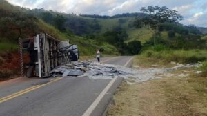 Caminhão carregado com quartzo tomba na BR-267 entre Argirita e Maripá de Minas