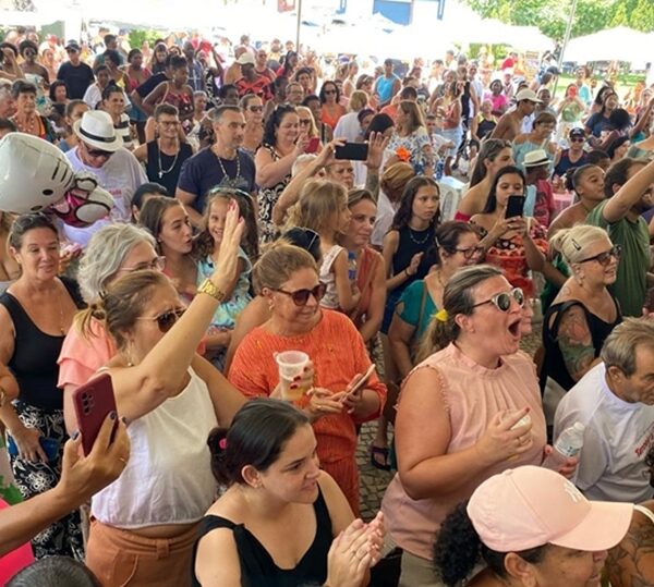Atrações de pré-carnaval reúnem samba, desfile e animação no Centro de Leopoldina