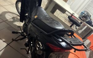 Motociclista tenta fugir da polícia, sofre acidente e acaba preso em Recreio