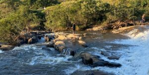 Bombeiros resgatam jovens ilhados no Rio das Mortes em Barbacena