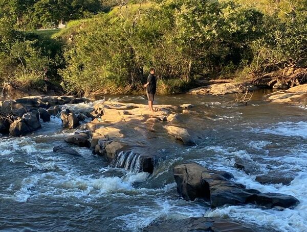 Bombeiros resgatam jovens ilhados no Rio das Mortes em Barbacena