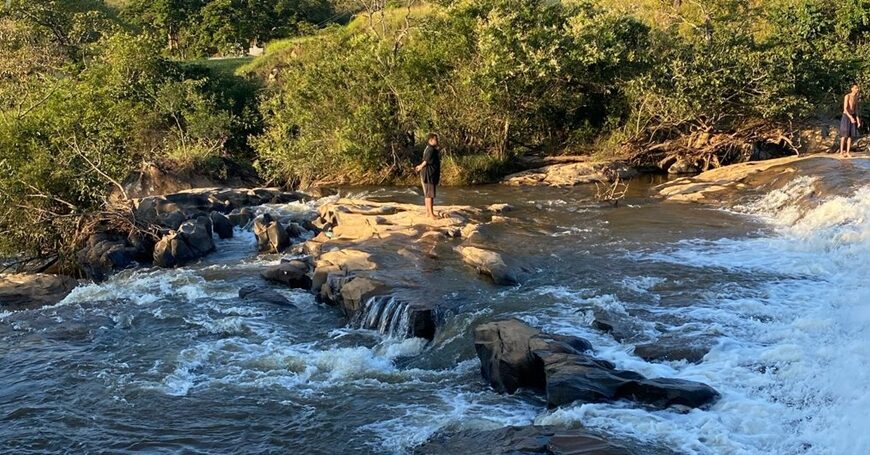 Bombeiros resgatam jovens ilhados no Rio das Mortes em Barbacena