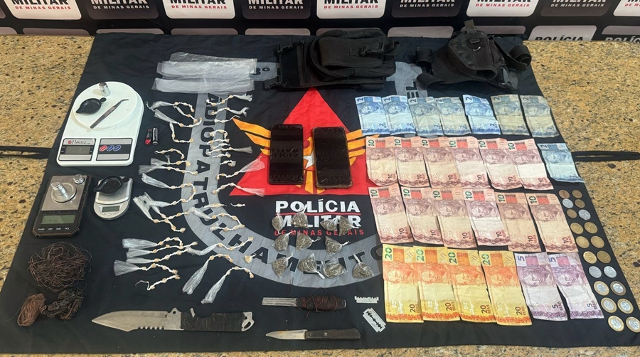 PM flagra venda de droga dentro de casa no Limoeiro em Leopoldina e prende 4 pessoas