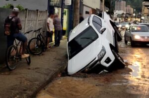 Caminhonete cai em buraco de obra sinalizado na Avenida Acácio Serpa em Leopoldina