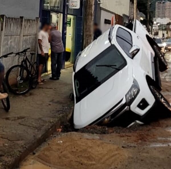 Caminhonete cai em buraco de obra sinalizado na Avenida Acácio Serpa em Leopoldina