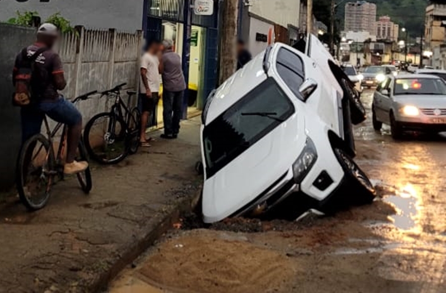 Caminhonete cai em buraco de obra sinalizado na Avenida Acácio Serpa em Leopoldina