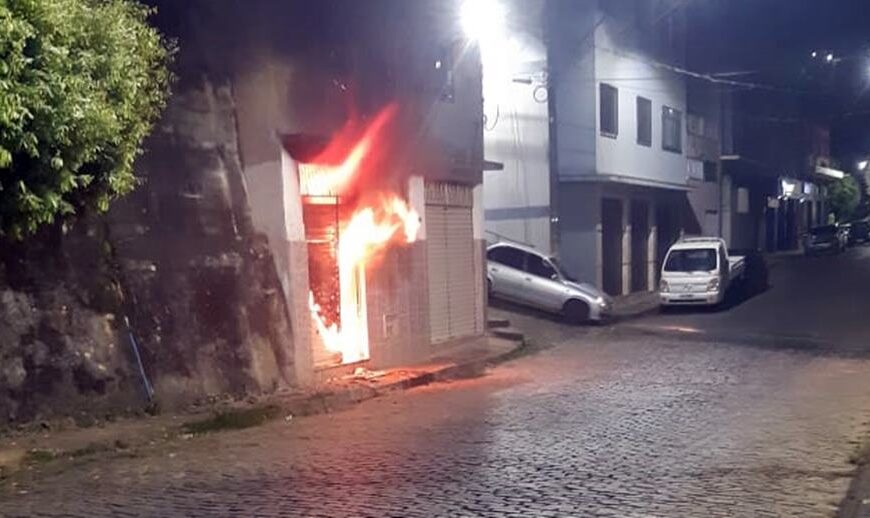Incêndio no Alto do Cemitério em Leopoldina deixa morador com mais de 80% do corpo queimado