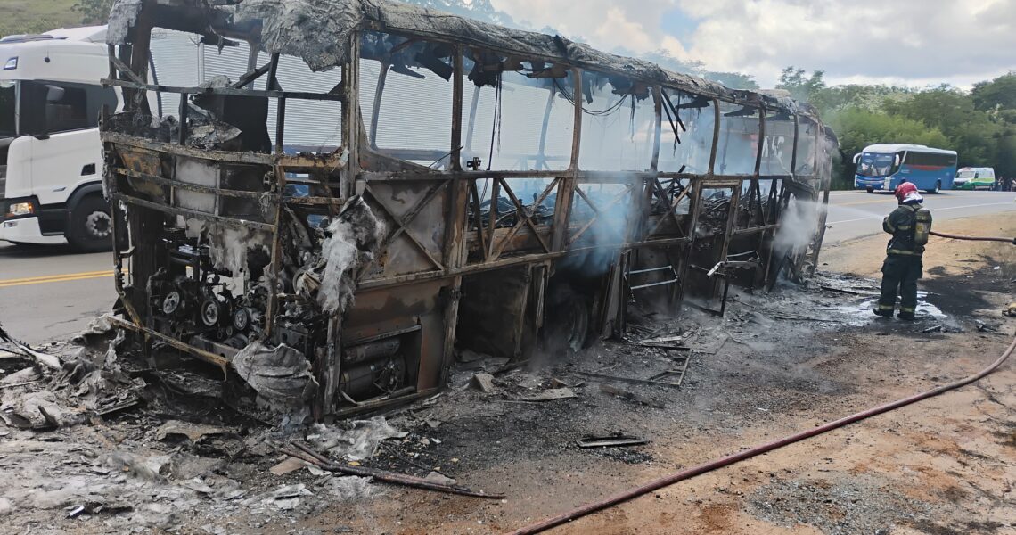 Incêndio em ônibus na BR-116 entre Leopoldina e Além Paraíba mobiliza Corpo de Bombeiros