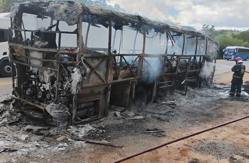 Incêndio em ônibus na BR-116 entre Leopoldina e Além Paraíba mobiliza Corpo de Bombeiros