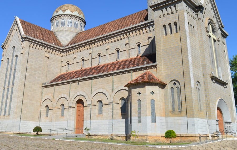 Homem furta 5 metros de cobre da Catedral e acaba preso pela PM em Leopoldina