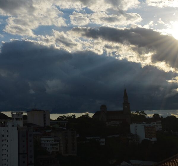 Calor intenso e pancadas de chuva devem marcar os últimos dias de outubro na região