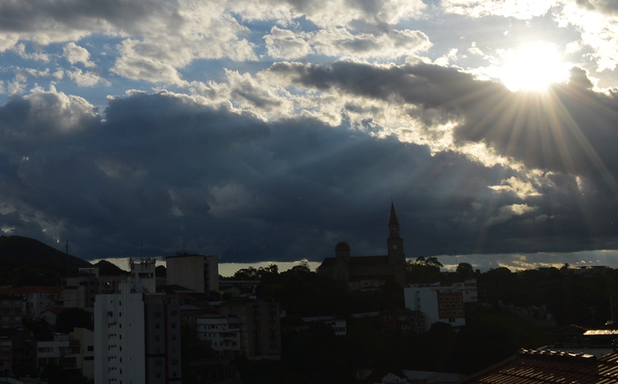 Calor intenso e pancadas de chuva devem marcar os últimos dias de outubro na região