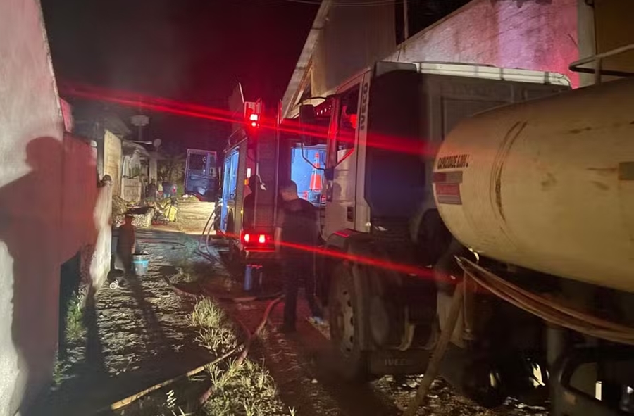 Galpão de fábrica é destruído por fogo durante vendaval na BR-267 em Bicas