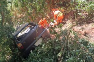 Carro capota e cai em ribanceira de 30 metros em Muriaé