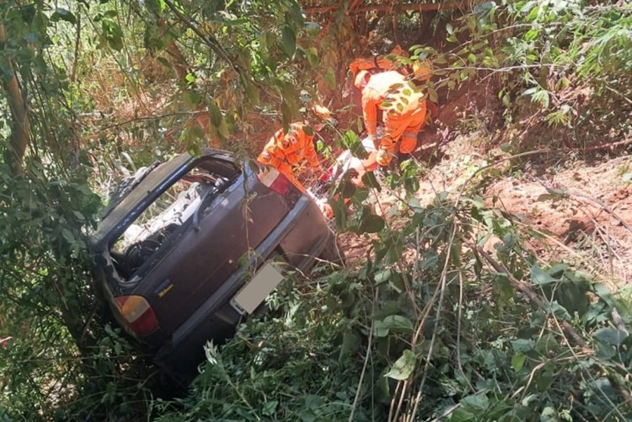 Carro capota e cai em ribanceira de 30 metros em Muriaé
