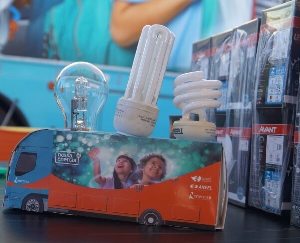 Energisa promove troca de lâmpadas e ventiladores usados para famílias de baixa renda na região