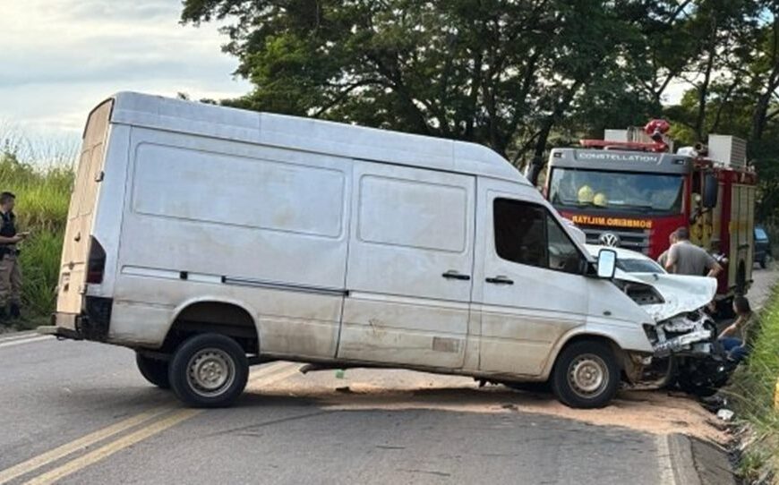 Van bate de frente com carro na BR-356 em Muriaé