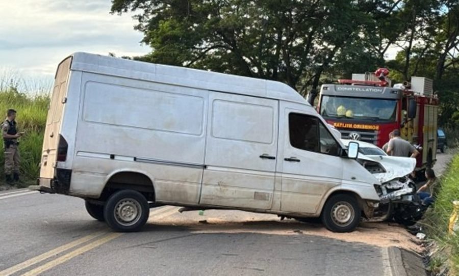 Van bate de frente com carro na BR-356 em Muriaé