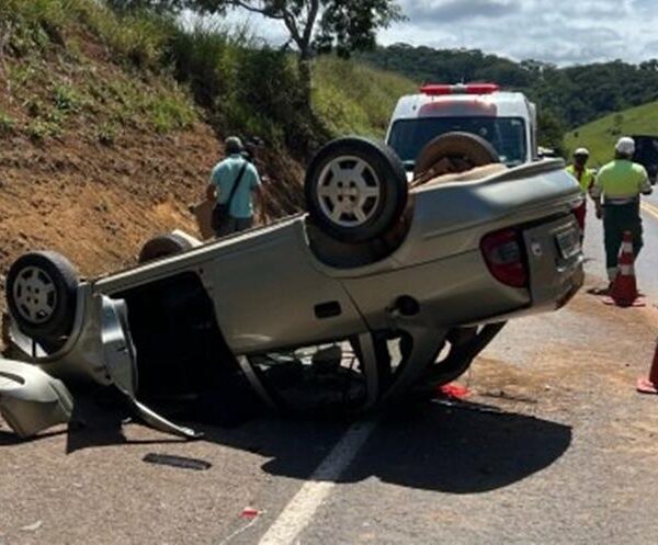 Carro com quatro adultos e uma criança capota na BR-116 em Muriaé