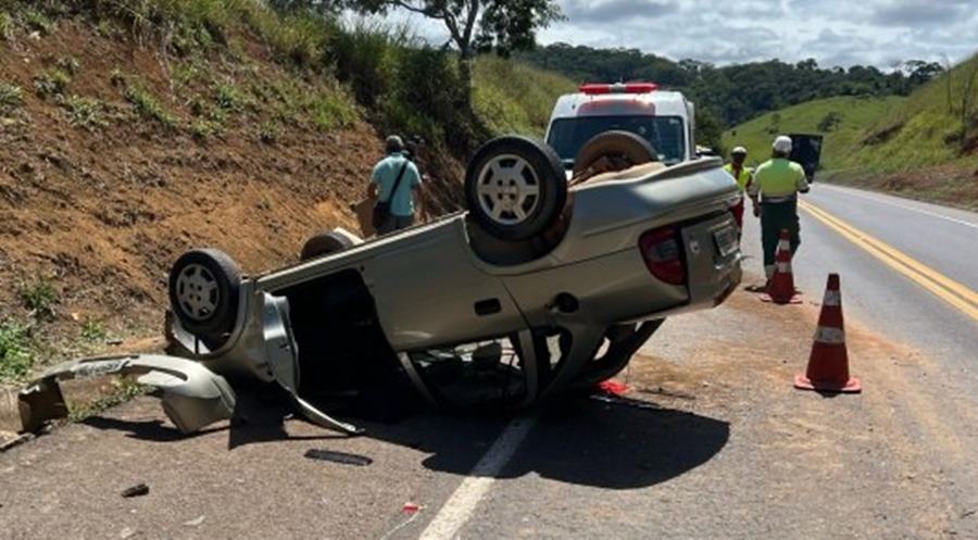 Carro com quatro adultos e uma criança capota na BR-116 em Muriaé